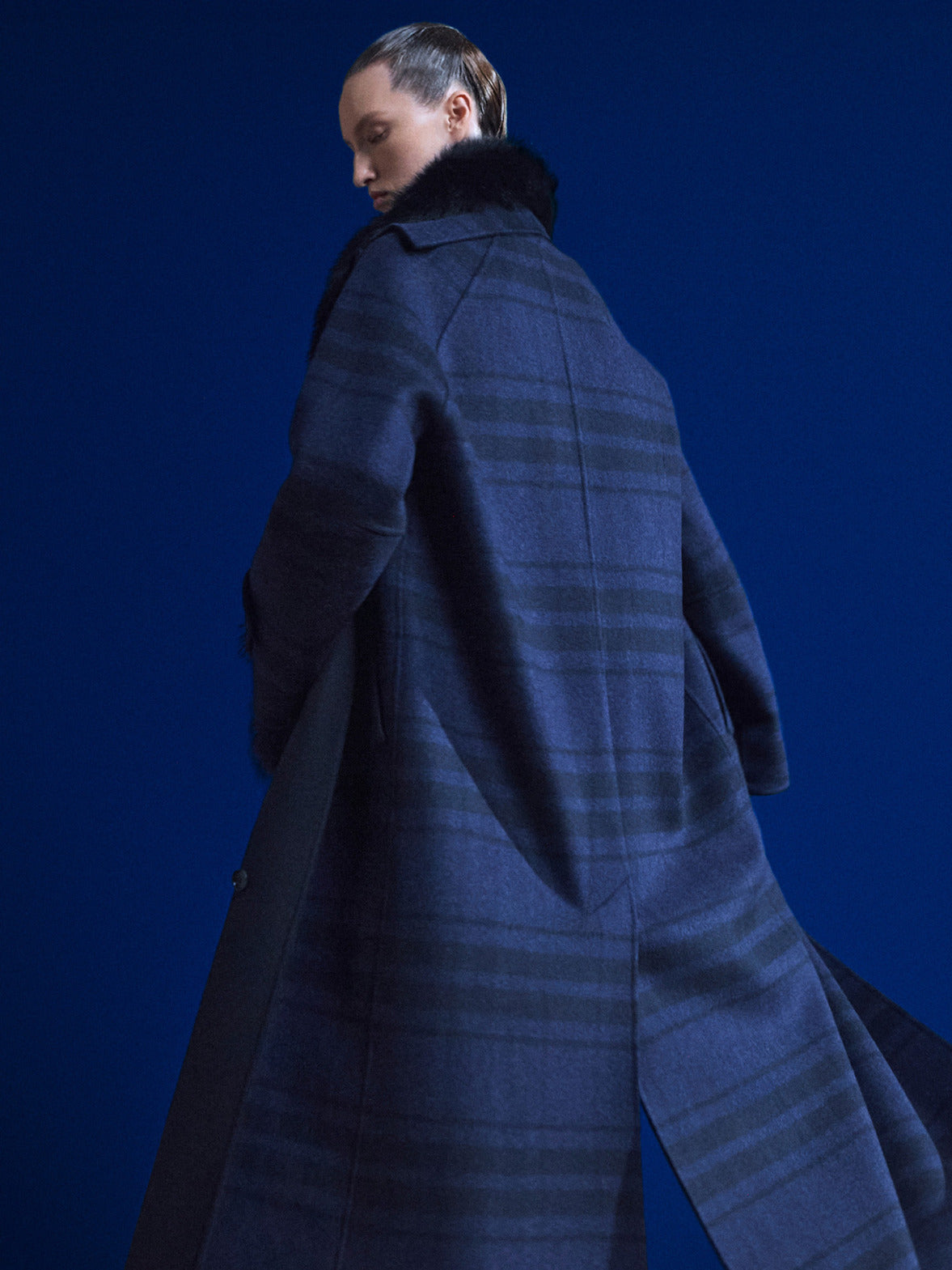 Coat that combines quality, design, and timeless style. Clean lines and refined silhouettes - ideal for a classic wardrobe. High-quality materials, precise tailoring, and subtle details. 