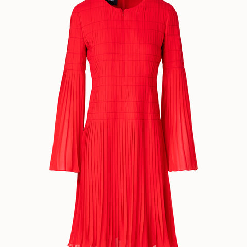 Kurzes Plisseekleid mit langen Ärmeln