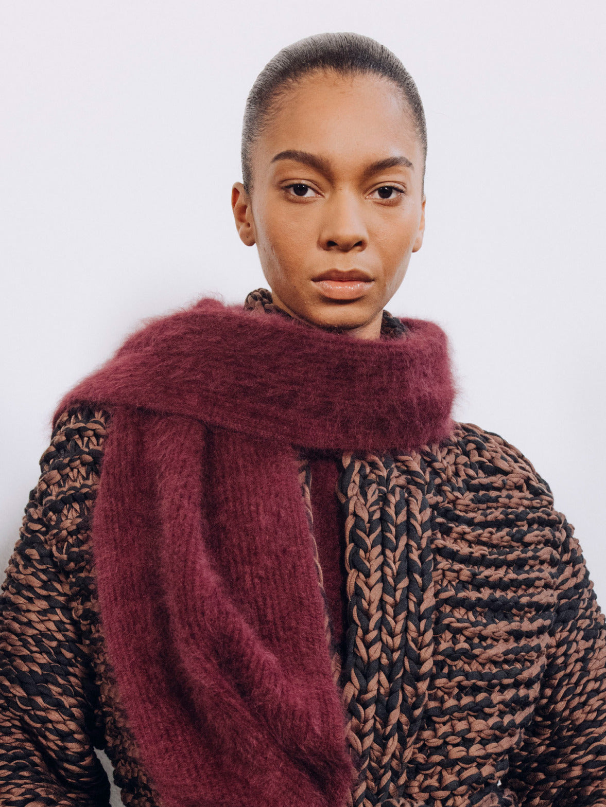 Luxurious scarves crafted from cashmere, silk, wool and refined blends. The Akris collection combines exceptional softness, rich textures and timeless elegance.
