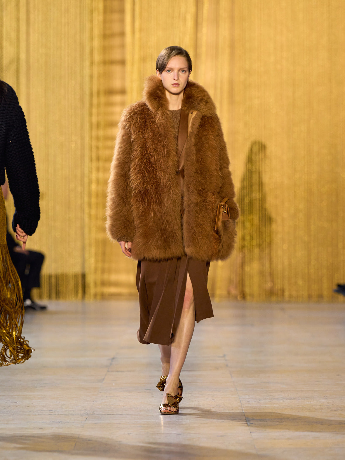 A tribute to Olga de Amaral in the Akris FW26 collection in Paris, defined by a dialogue between deep blacks, burgundy, and metallic gold accents