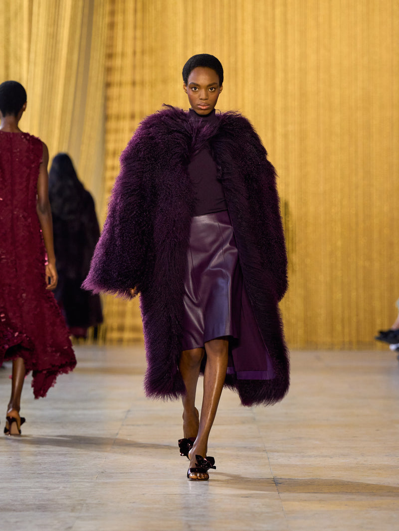 A tribute to Olga de Amaral in the Akris FW26 collection in Paris, defined by a dialogue between deep blacks, burgundy, and metallic gold accents