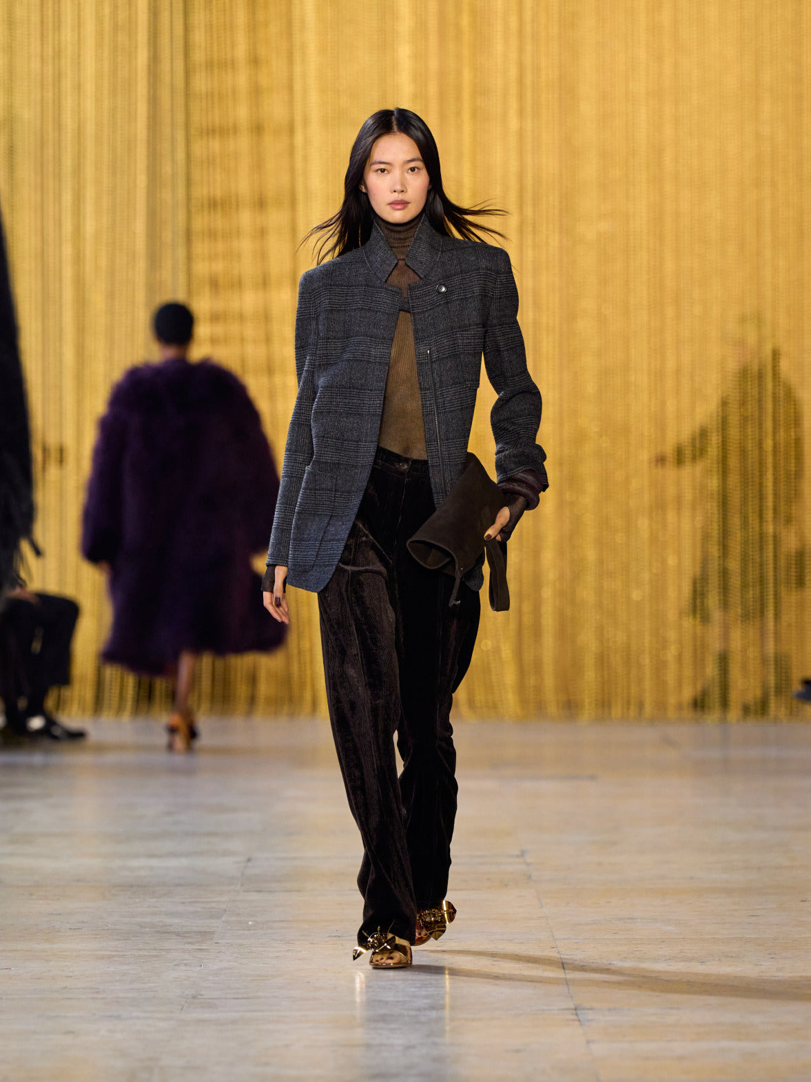 A tribute to Olga de Amaral in the Akris FW26 collection in Paris, defined by a dialogue between deep blacks, burgundy, and metallic gold accents