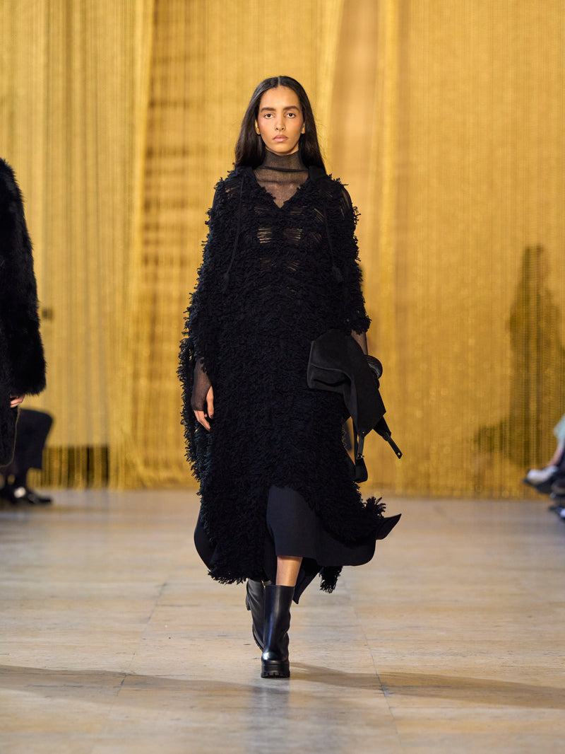 A tribute to Olga de Amaral in the Akris FW26 collection in Paris, defined by a dialogue between deep blacks, burgundy, and metallic gold accents