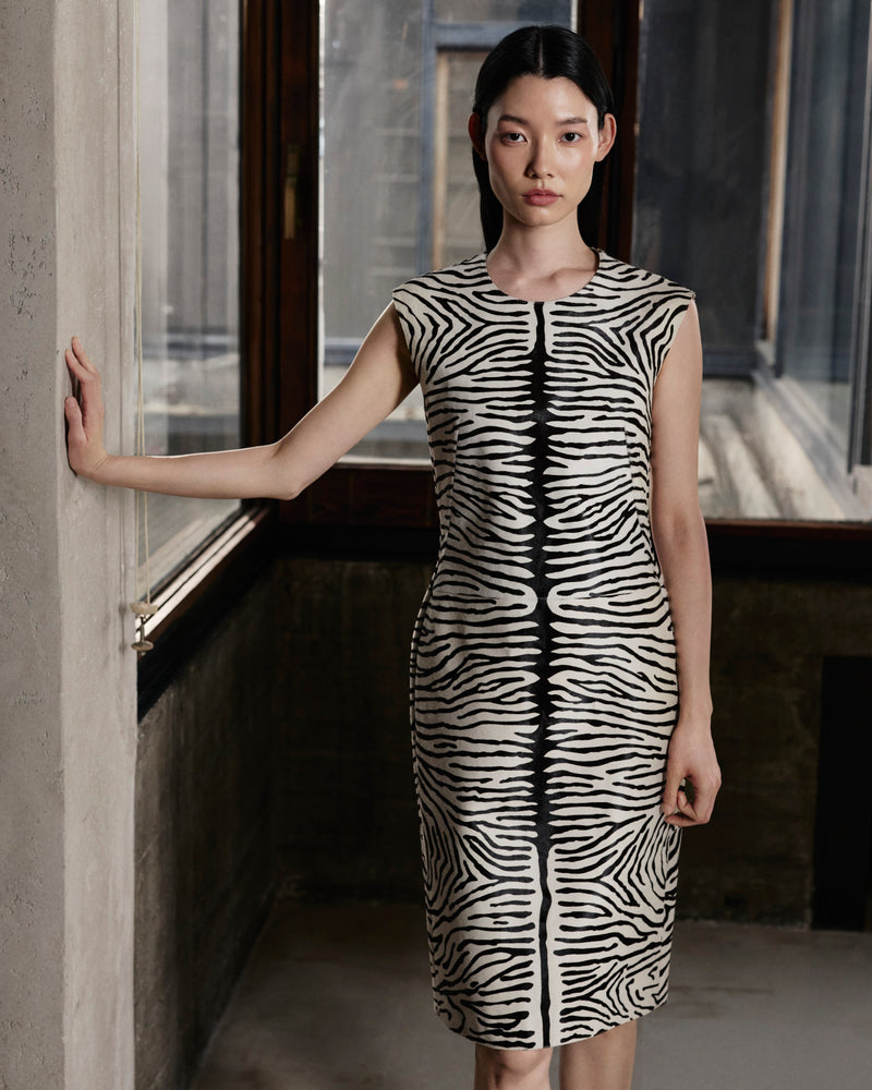 Akris Pre-Fall 2026 collection luxury sleeveless dress.
Features a sophisticated black and white zebra print pattern.
Elegant, form-fitting designer midi dress for women.