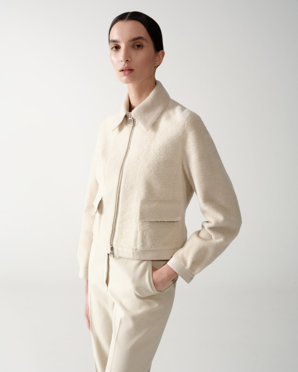 New neutrals on the Akris Pre Fall 24. Shade meets contemporary design and exceptional craftsmanship to create the chicest addition to your wardrobe. 