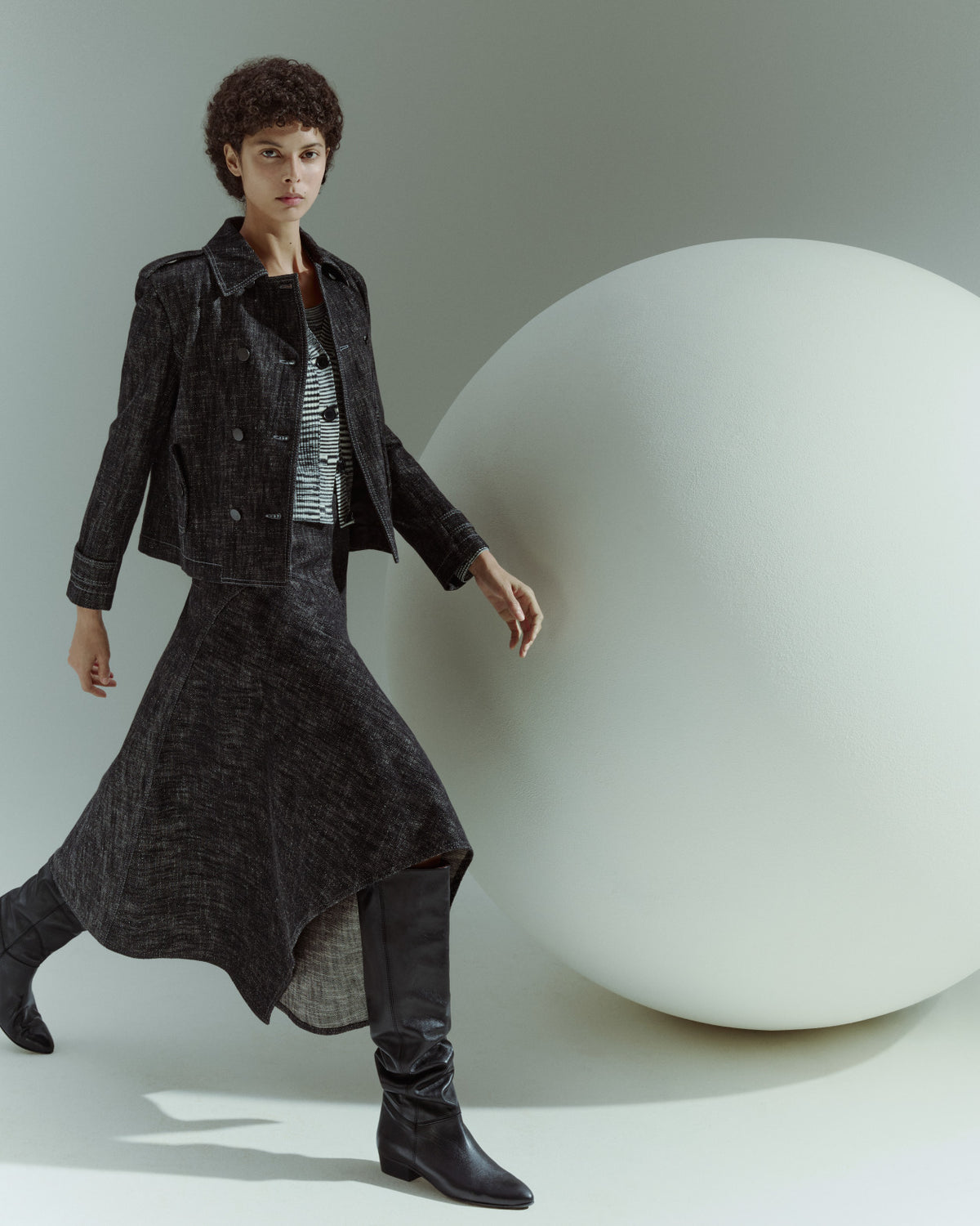 Discover the Akris punto Pre-Fall 2026 collection, where tone-on-tone dressing, fluid silhouettes, and precise craftsmanship define modern elegance.