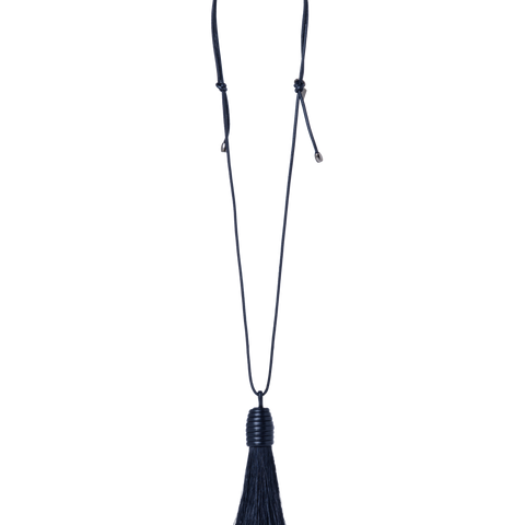 Halskette aus Leder mit Anhänger aus Rosshaar