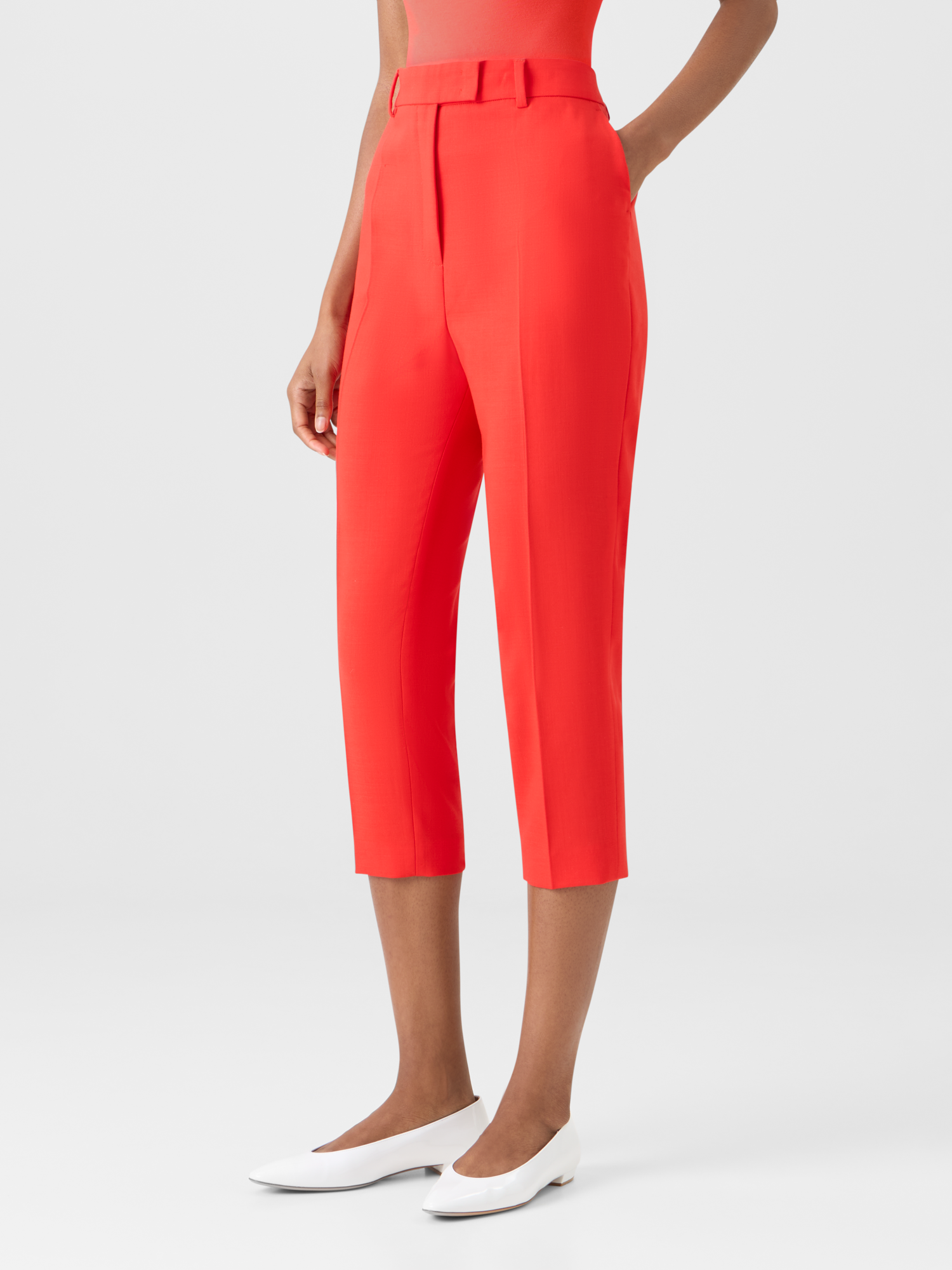 Designer Flavi Slim Capri Pants in Wool Double-Face - red 