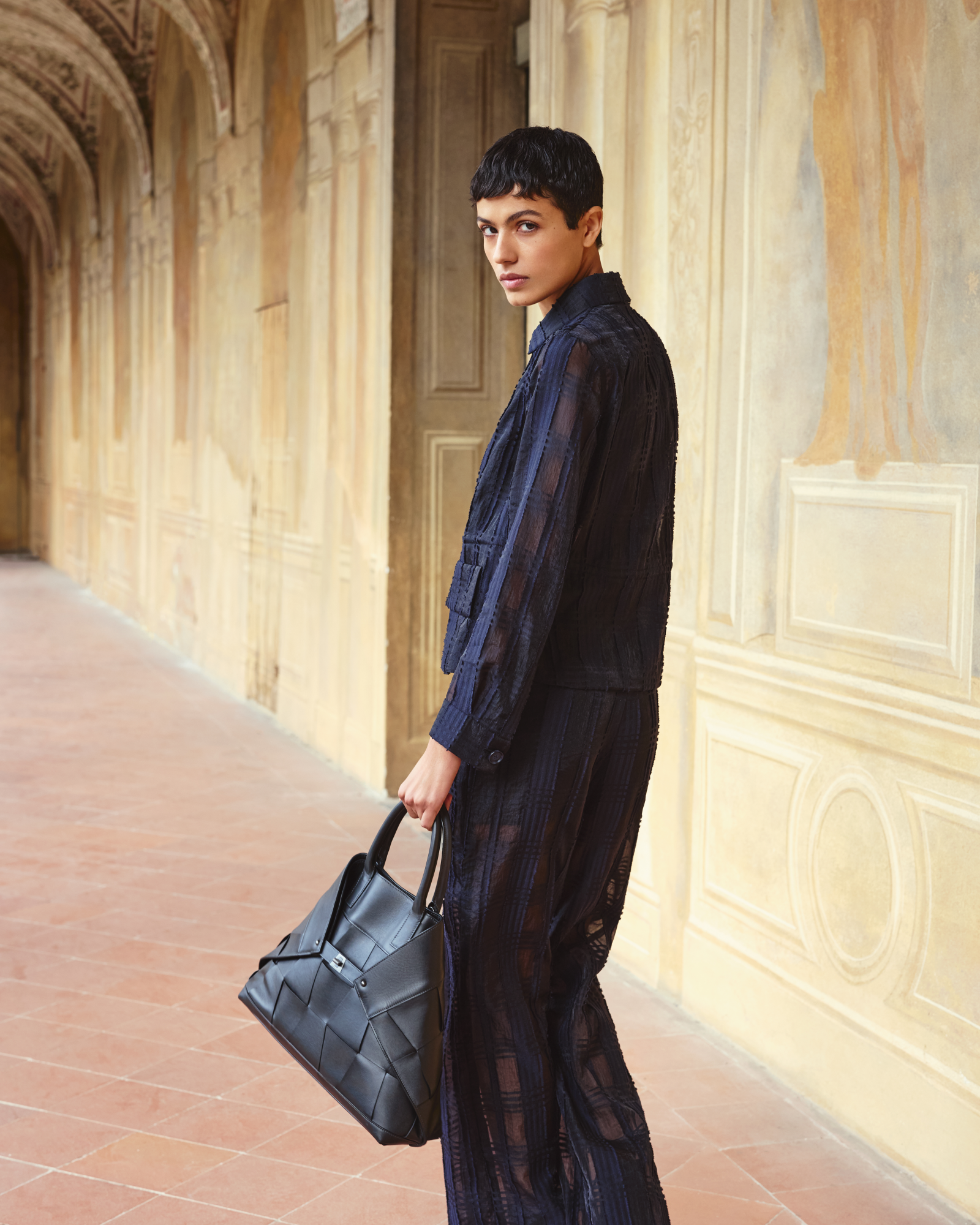 Designer Ai Medium Top Handle Tote - neutral - black 