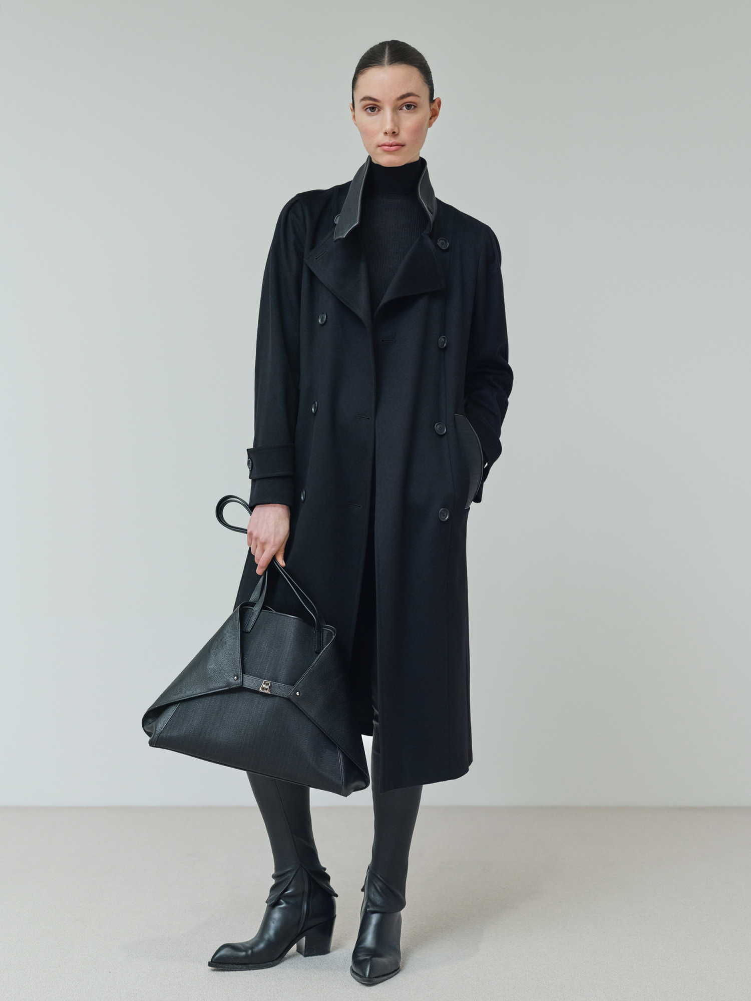 Designer Ai Medium Shoulder Tote - neutral - black 