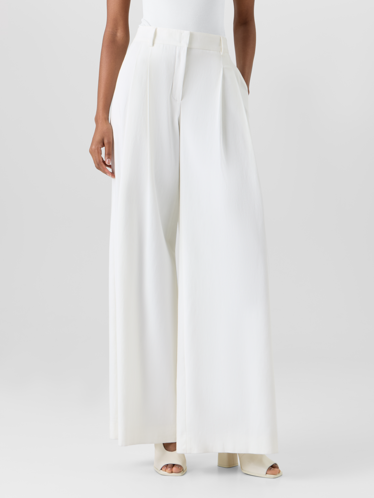 Designer Cassie Flared Wide-Leg Pants in Stretch-Cotton Denim - ecru 