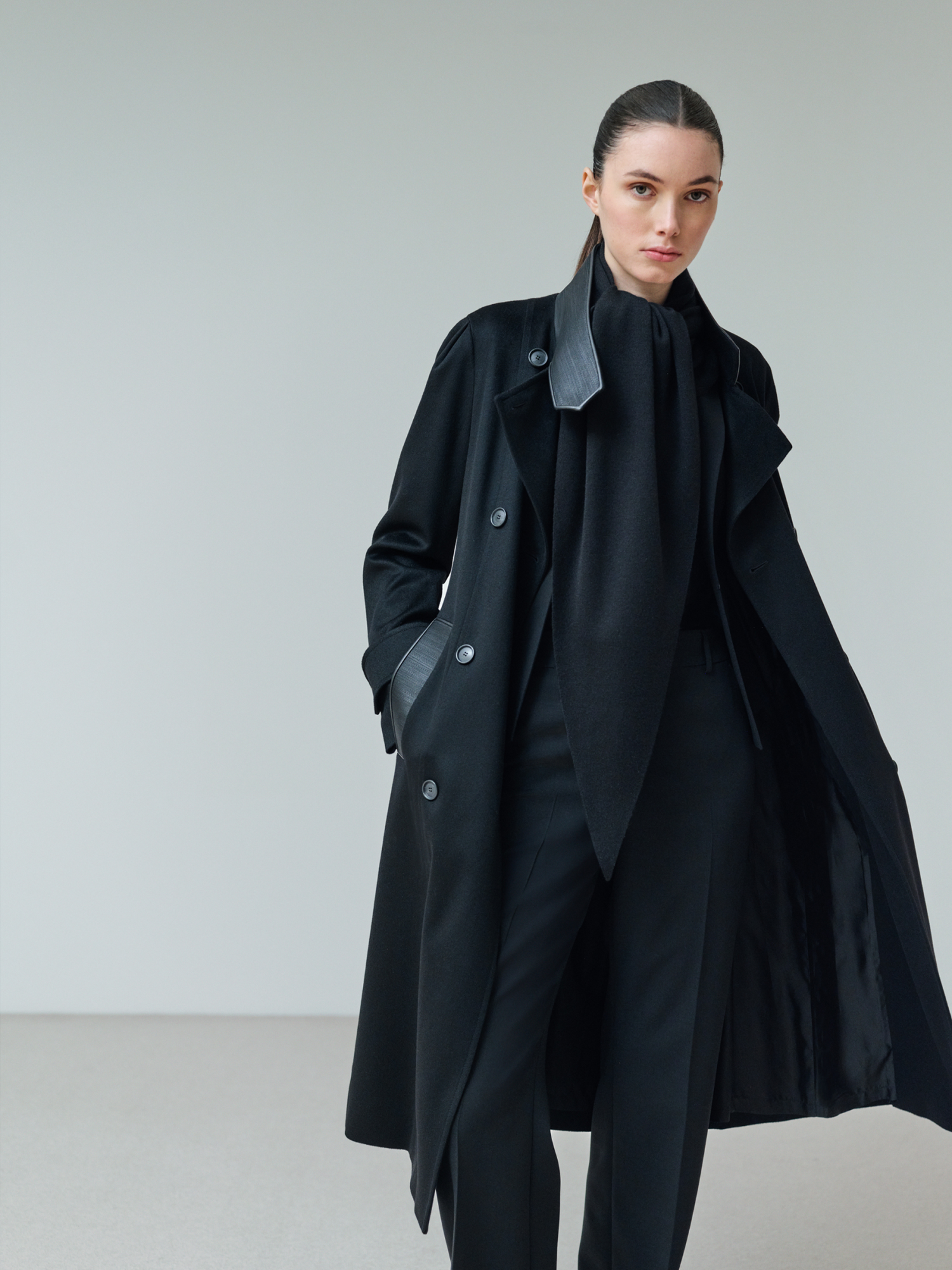 Designer Cashmere Coat with Horsehair Collar and Pocket - black 