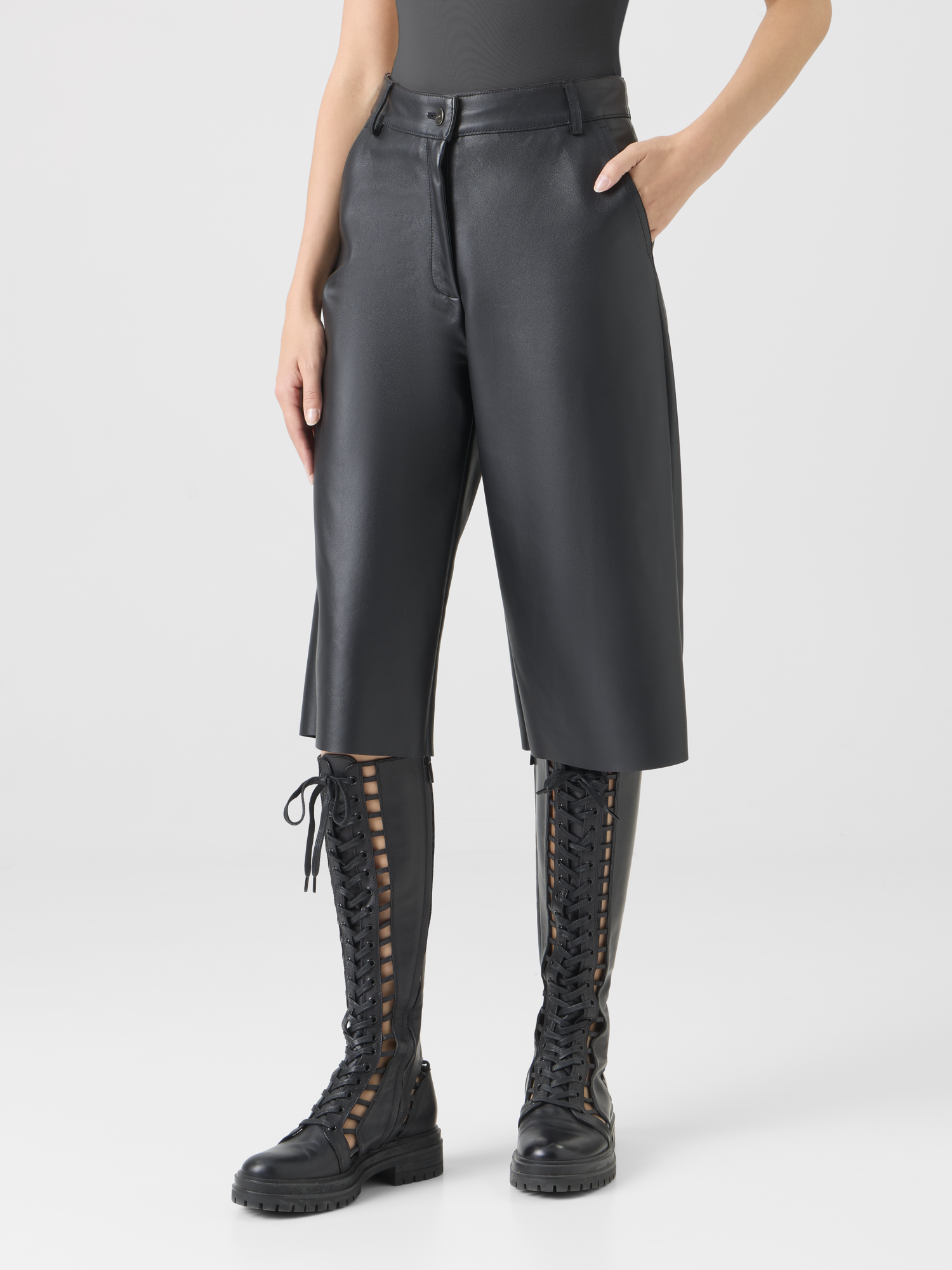 Designer WidNappa Leather Wide-Leg Bermuda Shortse Leg Bermuda in Fine Nappa Leather - black 